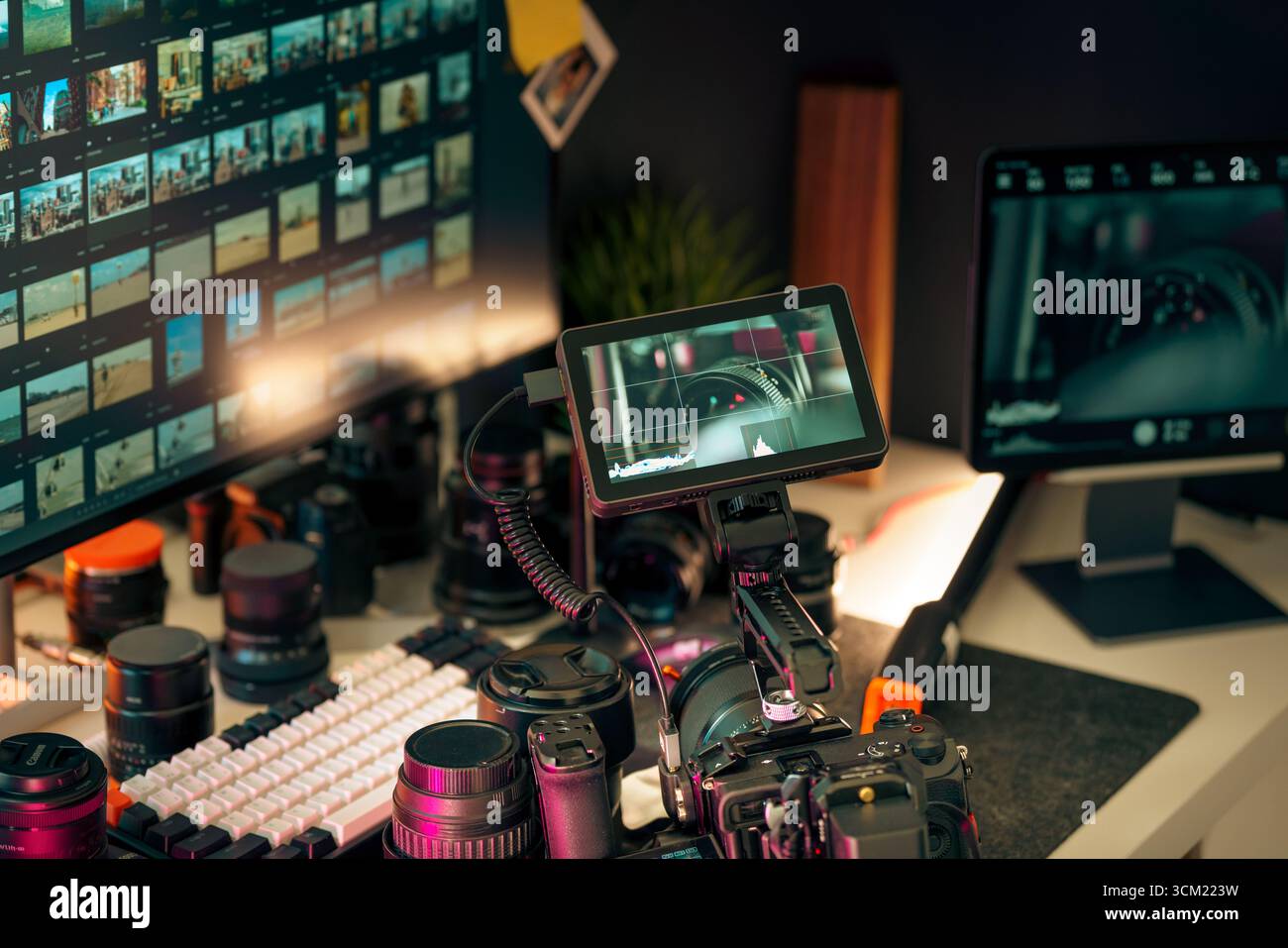 Video Production Desk Setup camera monitor Workflow Tools con telecamera mirrorless professionale con monitor di campo esterno, schermi di modifica con V Foto Stock