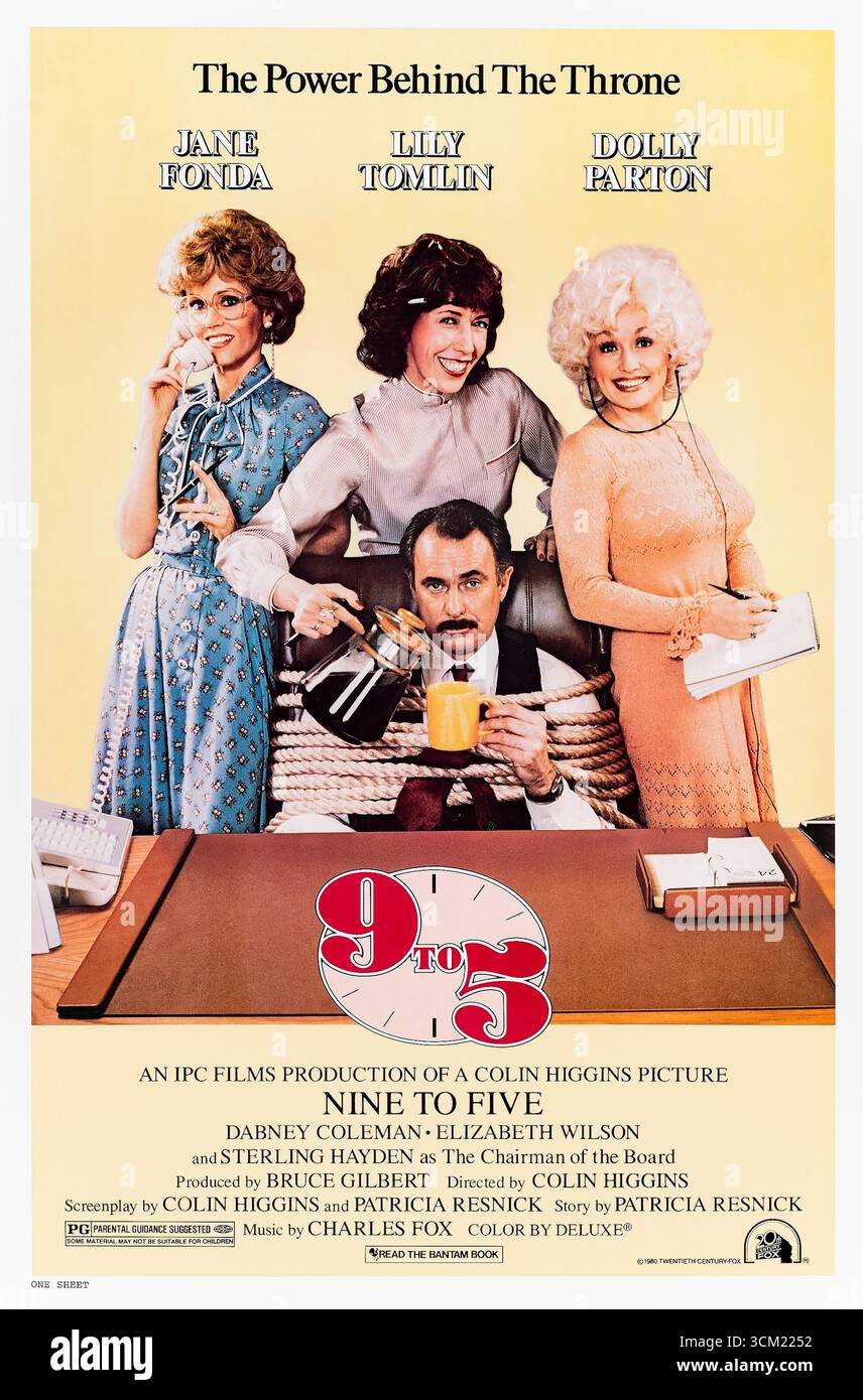 9 to 5 (1980) diretto da Colin Higgins e interpretato da Jane fonda, Lily Tomlin e Dolly Parton. Tre donne lavoratrici si vendicano del loro capo sessista, scatenando il caos in questa classica commedia sul posto di lavoro. Fotografia di un poster originale del 1980 USA a un foglio SOLO PER USO EDITORIALE. Crediti: BFA / 20th Century Fox Foto Stock