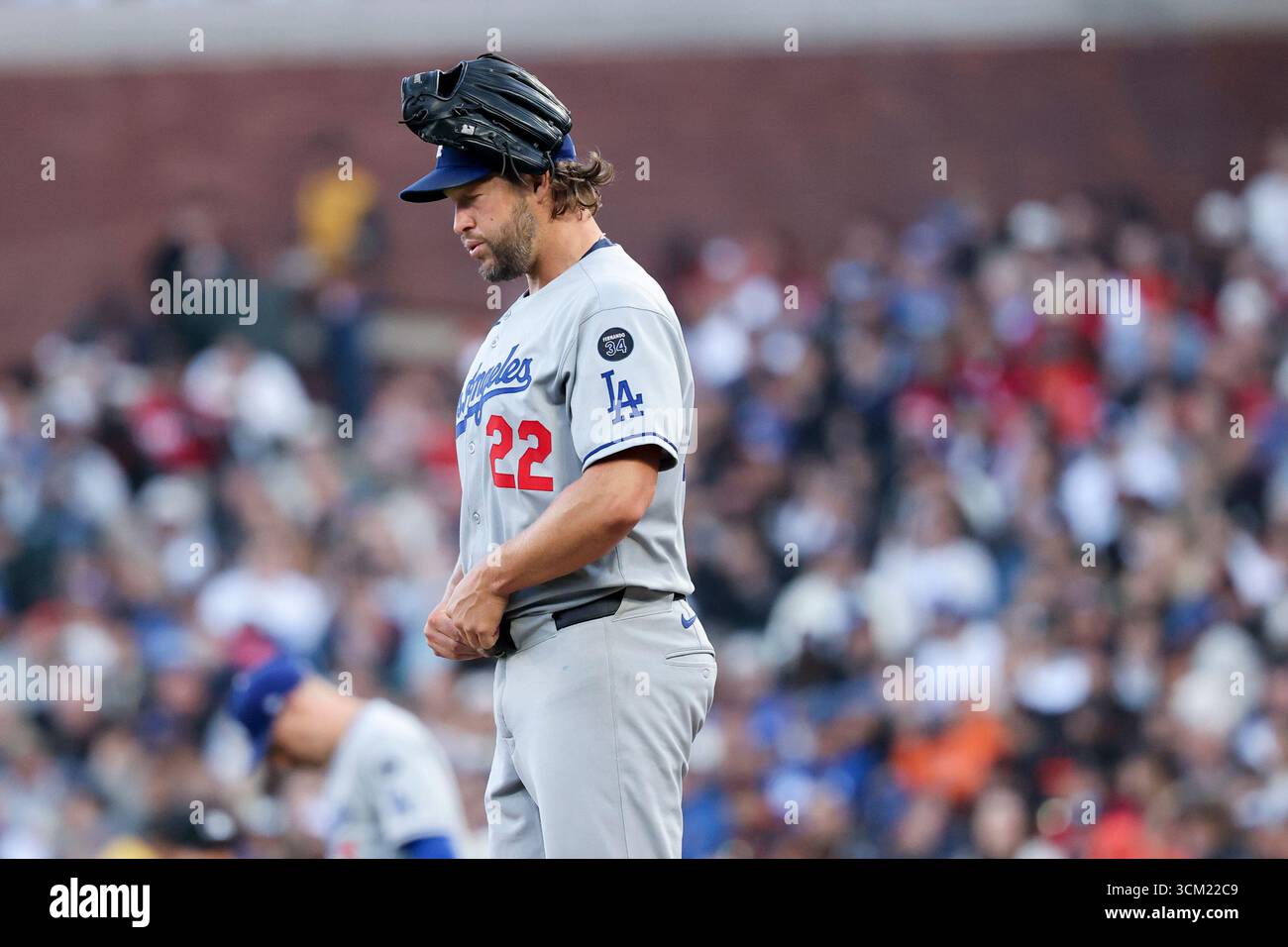 13 settembre 2025, San Francisco, California, Stati Uniti: Il lanciatore dei Los angeles dodgers CLAYTON KERSHAW mette il guanto sulla testa e fa un respiro profondo per comporre se stesso durante una visita al tumulo nel primo inning contro i giganti di San francisco all'Oracle Park. (Credit Image: © Yichin Hou/ZUMA Press Wire) SOLO PER USO EDITORIALE! Non per USO commerciale! Foto Stock