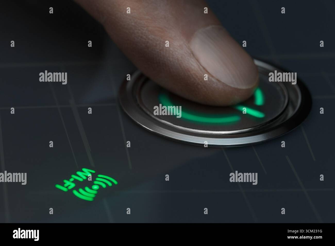 Premendo con un dito il pulsante illuminato situato accanto al simbolo Wi-Fi Foto Stock
