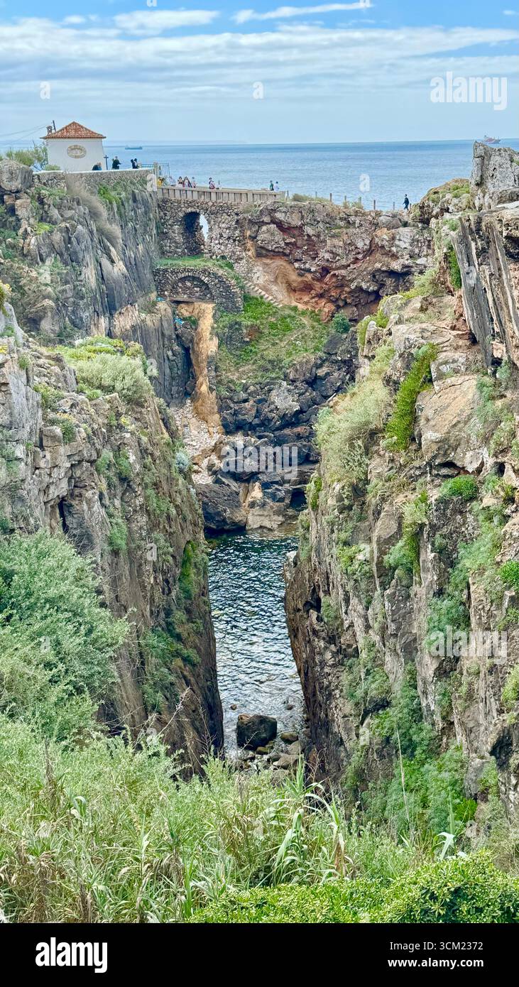 Boca do Inferno, bocca dell'Inferno, abisso situato sulle scogliere vicino a Cascais Portugal. Foto Stock