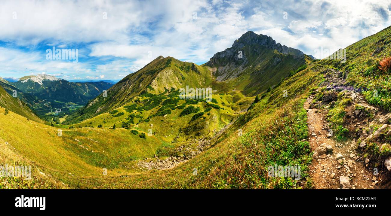 Sentiero per la vetta del Reichenstein, paesaggio montano panoramico nelle Alpi austriache della Stiria Foto Stock