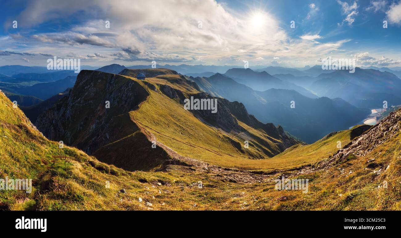 Tramonto a Eisenerzer Alpen con Reichensteinhutte. Panorama alpino in Stiria, Austria Foto Stock