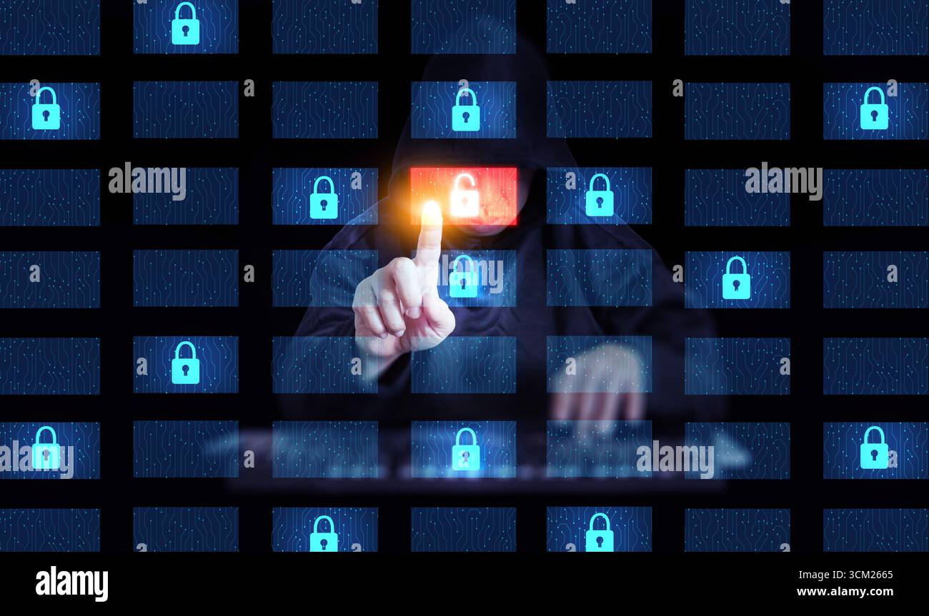 Hacker in schermo digitale tattile con cappuccio con icona di sicurezza, concetto di protezione dei dati, hacking su Internet, prevenzione degli attacchi informatici, informazioni p Foto Stock