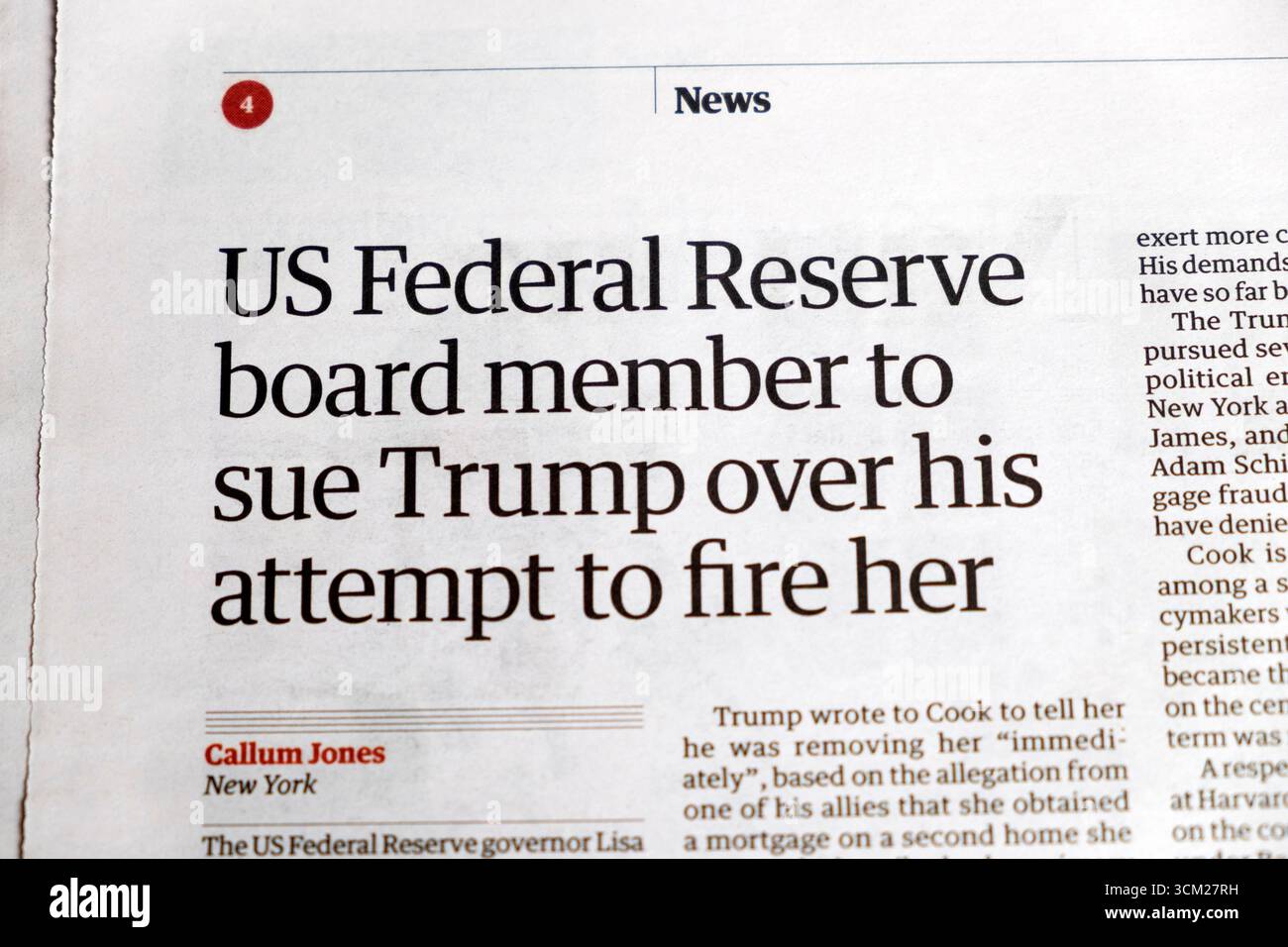 "Membro del Consiglio della Federal Reserve STATUNITENSE per citare in giudizio (Donald) Trump per il suo tentativo di licenziarla" titolo del quotidiano Guardian Foto Stock