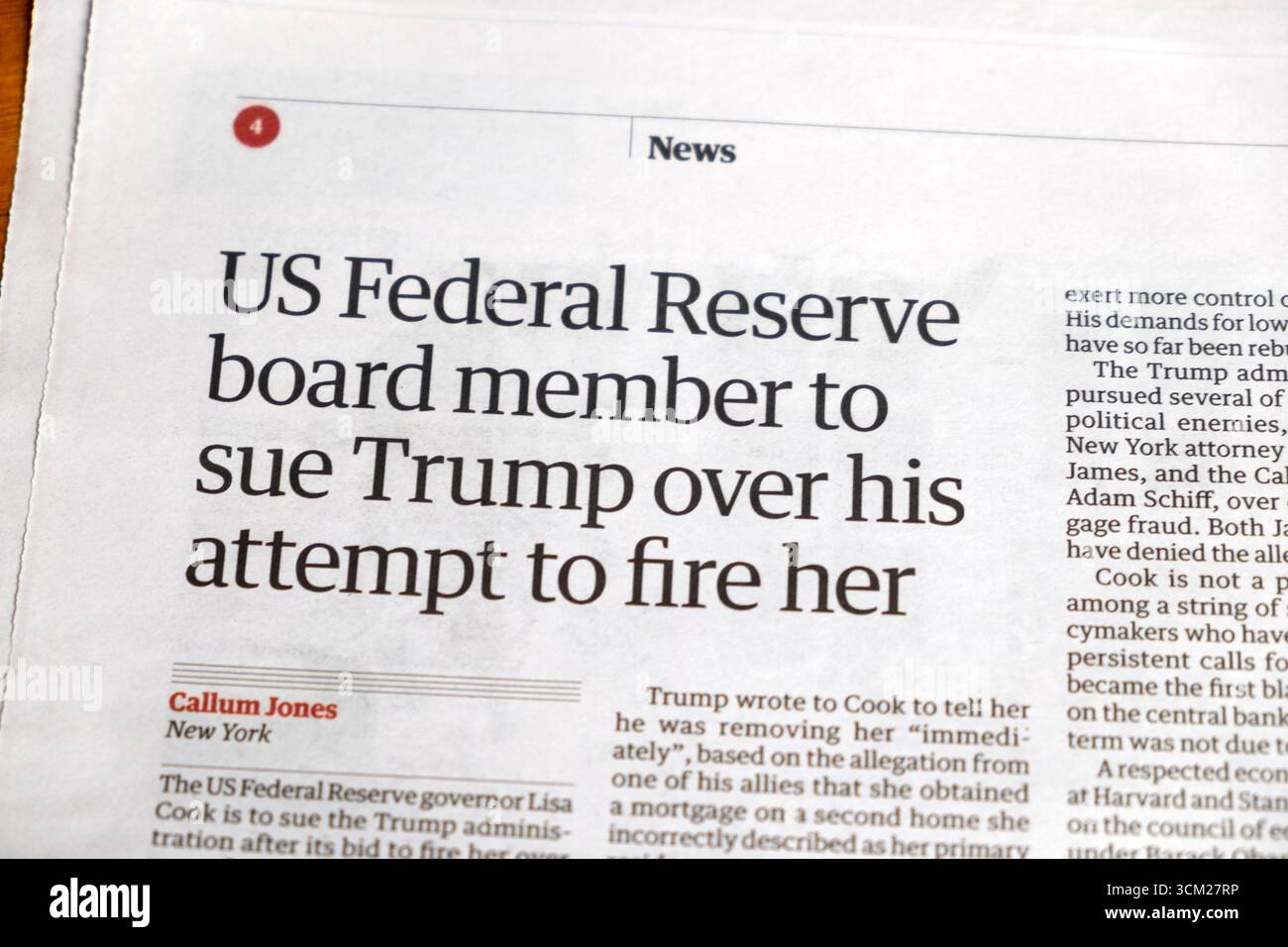 "Membro del Consiglio della Federal Reserve STATUNITENSE per citare in giudizio (Donald) Trump per il suo tentativo di licenziarla" titolo del quotidiano Guardian Foto Stock