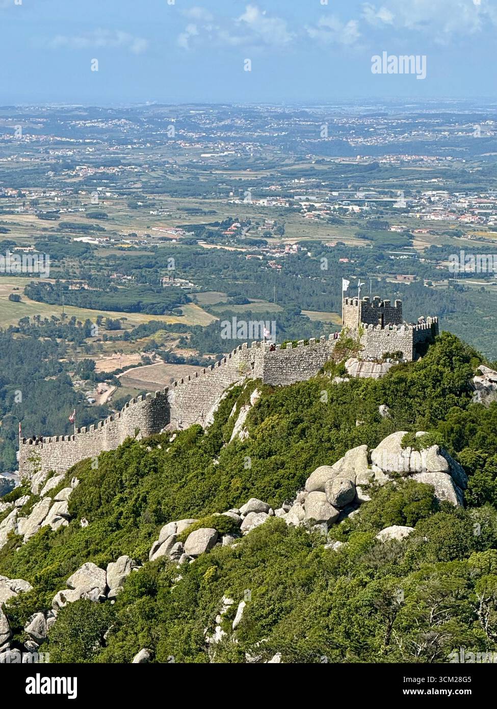 Il Castello dei Mori, castello medievale in cima a una collina sui monti Sintra nel Parco naturale di Sintra-Cascais in Portogallo - Immagine stock catturata con smartphone