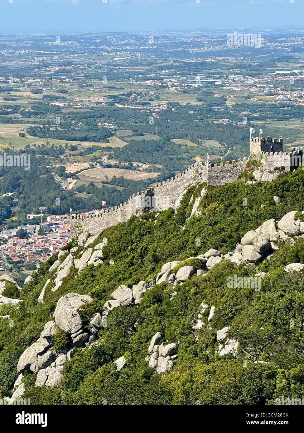 Il Castello dei Mori, castello medievale in cima a una collina sui monti Sintra nel Parco naturale di Sintra-Cascais in Portogallo - Immagine stock catturata con smartphone