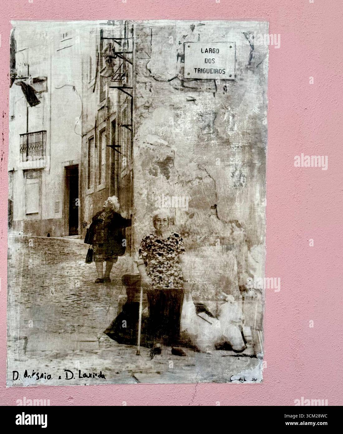 Murale sulla parete in onore di due residenti femminili originali di Alfama Lisbona Portogallo - Immagine stock catturata con smartphone