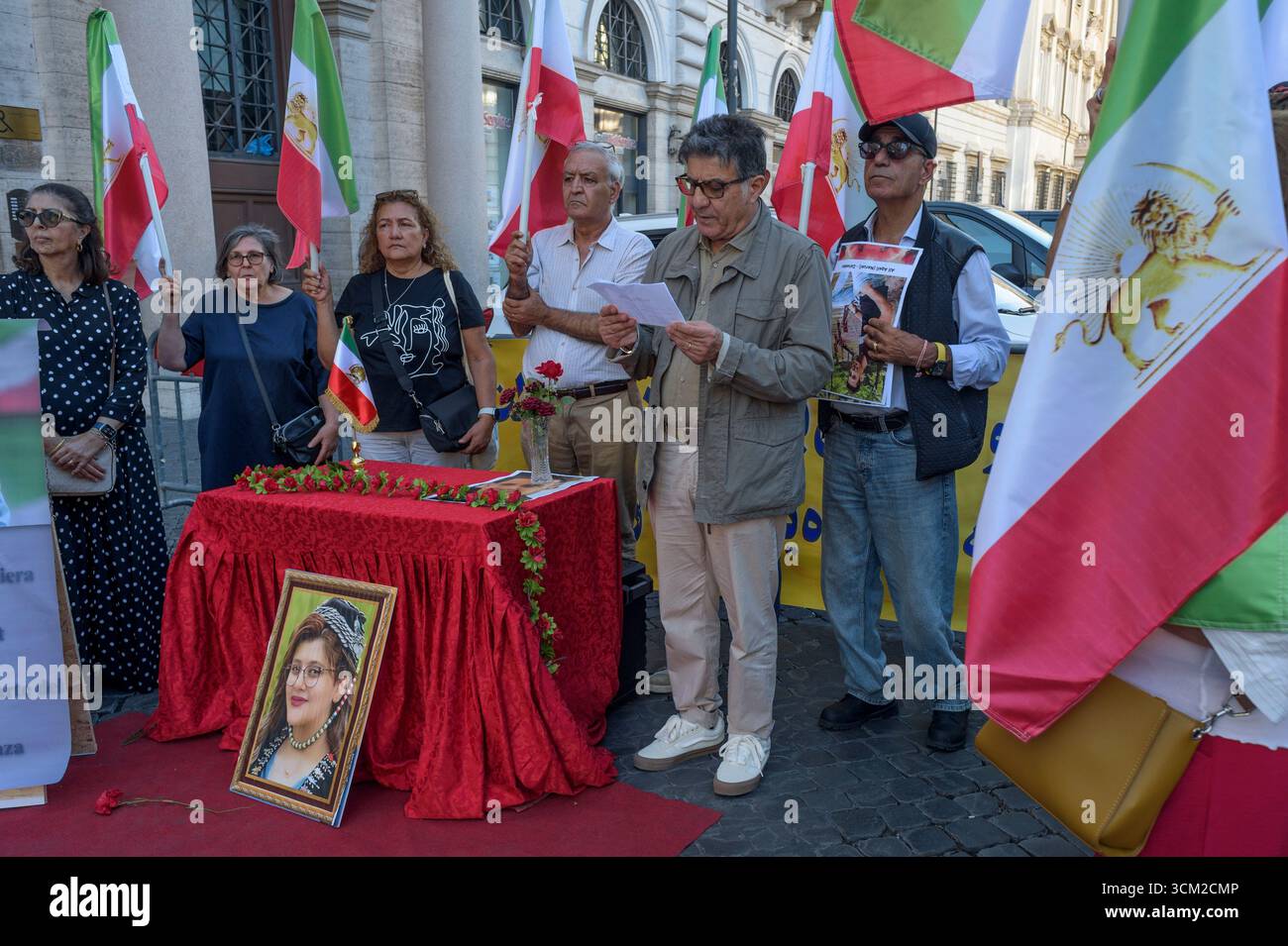 Roma, Italia. 13 settembre 2025. Membri della comunità iraniana a Roma e nei dintorni durante il sit-in per commemorare la morte di Mahsa Amini e di tutte le "vittime del regime iraniano" organizzato dal Consiglio nazionale di resistenza dell'Iran (NCRI) a Roma.l'NCRI è un'organizzazione politica fondata nel 1981, legata al Partito Mojahedin del popolo anti-teocratico dell'Iran (PMOI). Si descrive come un'ampia coalizione di cinque organizzazioni e partiti di opposizione. Il diplomatico iraniano Maryam Rajavi è il presidente dell'NCRI. (Credit Image: © Marcello Valeri/ZUMA Press Wire) SOLO PER USO EDITORIALE! N Foto Stock
