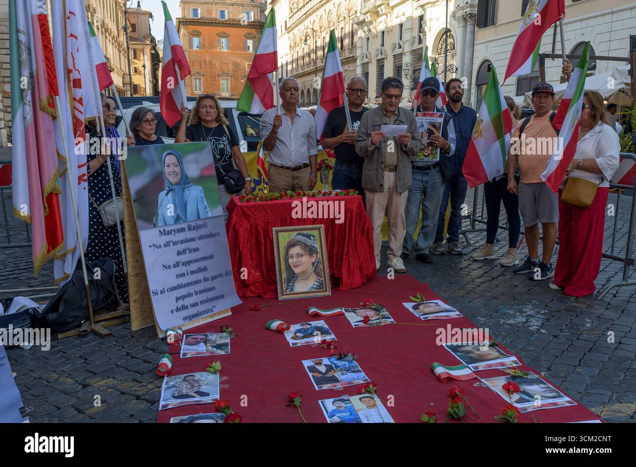 Roma, Italia. 13 settembre 2025. Membri della comunità iraniana a Roma e nei dintorni durante il sit-in per commemorare la morte di Mahsa Amini e di tutte le "vittime del regime iraniano" organizzato dal Consiglio nazionale di resistenza dell'Iran (NCRI) a Roma.l'NCRI è un'organizzazione politica fondata nel 1981, legata al Partito Mojahedin del popolo anti-teocratico dell'Iran (PMOI). Si descrive come un'ampia coalizione di cinque organizzazioni e partiti di opposizione. Il diplomatico iraniano Maryam Rajavi è il presidente dell'NCRI. (Credit Image: © Marcello Valeri/ZUMA Press Wire) SOLO PER USO EDITORIALE! N Foto Stock