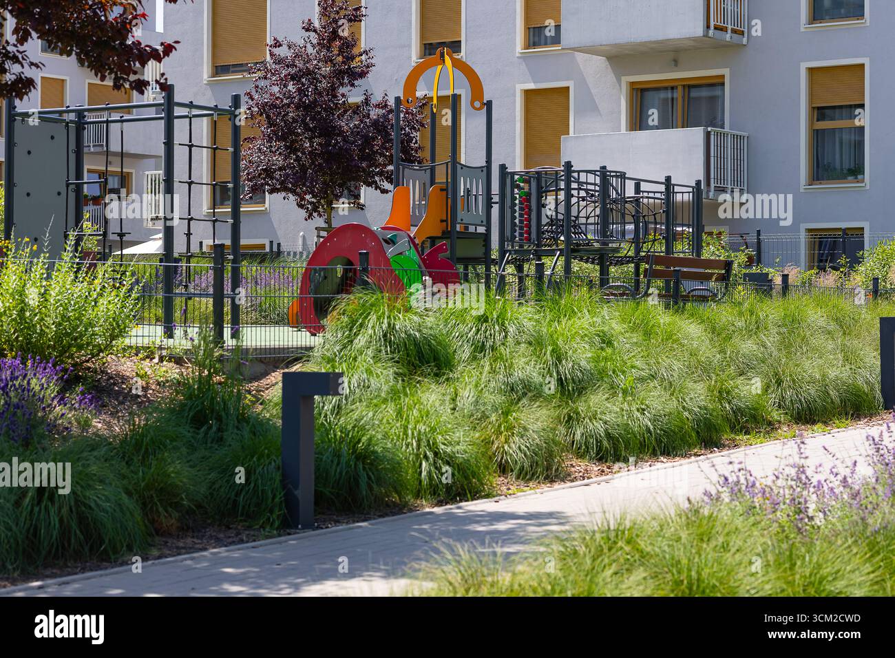 Parco giochi moderno e colorato vicino a edifici residenziali progettato per i bambini per sviluppare abilità sociali e divertirsi con i giochi di squadra Foto Stock