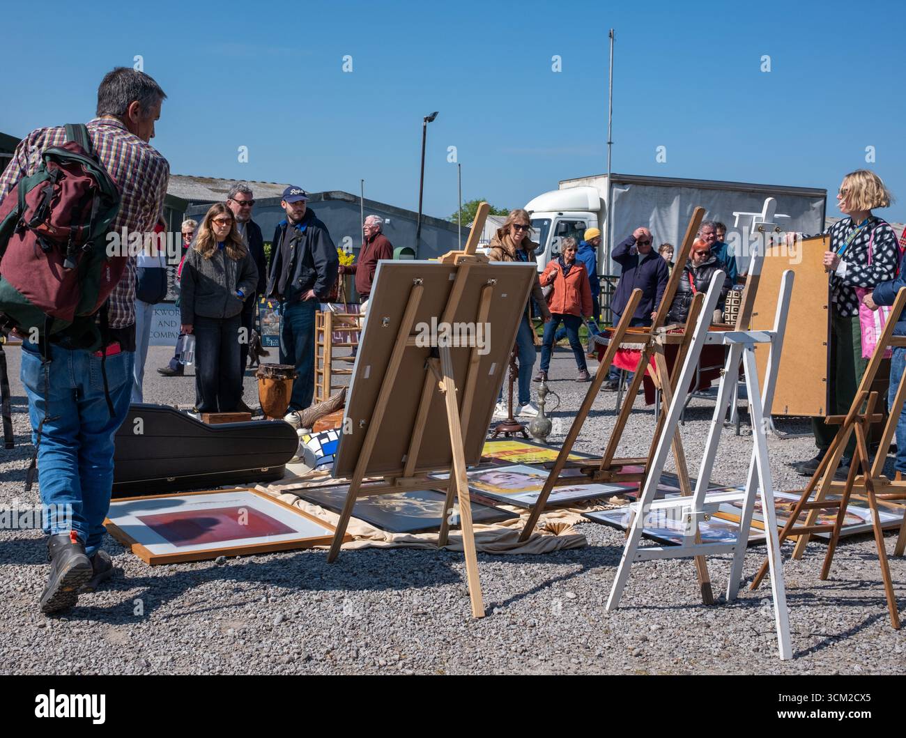 Shopping per l'arte al mercato delle pulci di Shepton Mallet Bath Somerset Inghilterra Regno Unito Foto Stock