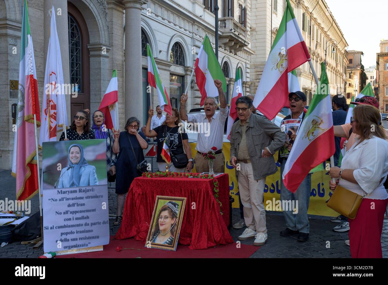 Roma, Italia. 13 settembre 2025. Membri della comunità iraniana a Roma e nei dintorni durante il sit-in per commemorare la morte di Mahsa Amini e di tutte le "vittime del regime iraniano" organizzato dal Consiglio nazionale di resistenza dell'Iran (NCRI) a Roma.l'NCRI è un'organizzazione politica fondata nel 1981, legata al Partito Mojahedin del popolo anti-teocratico dell'Iran (PMOI). Si descrive come un'ampia coalizione di cinque organizzazioni e partiti di opposizione. Il diplomatico iraniano Maryam Rajavi è il presidente dell'NCRI. (Credit Image: © Marcello Valeri/ZUMA Press Wire) SOLO PER USO EDITORIALE! N Foto Stock