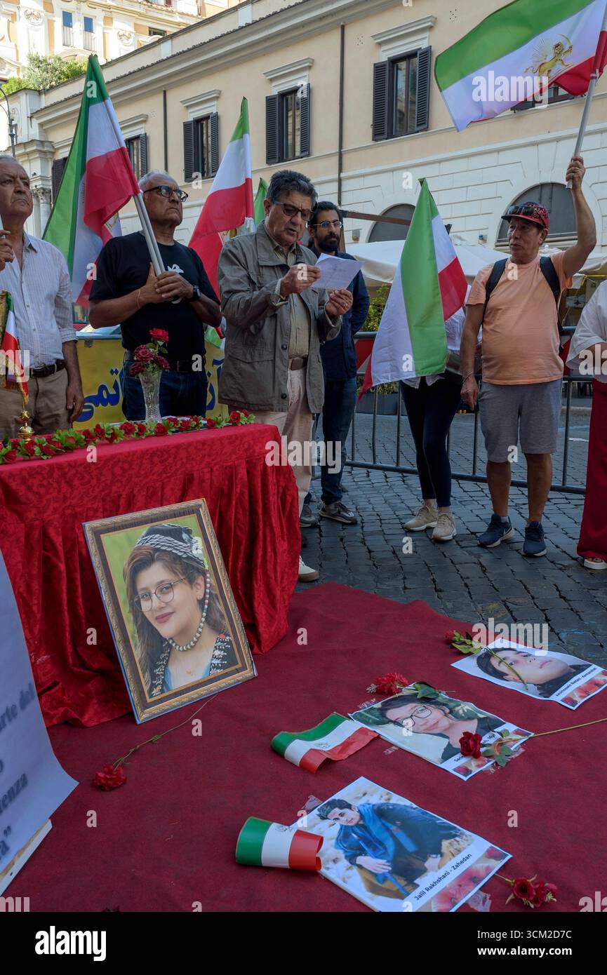 Roma, Italia. 13 settembre 2025. Membri della comunità iraniana a Roma e nei dintorni durante il sit-in per commemorare la morte di Mahsa Amini e di tutte le "vittime del regime iraniano" organizzato dal Consiglio nazionale di resistenza dell'Iran (NCRI) a Roma.l'NCRI è un'organizzazione politica fondata nel 1981, legata al Partito Mojahedin del popolo anti-teocratico dell'Iran (PMOI). Si descrive come un'ampia coalizione di cinque organizzazioni e partiti di opposizione. Il diplomatico iraniano Maryam Rajavi è il presidente dell'NCRI. (Credit Image: © Marcello Valeri/ZUMA Press Wire) SOLO PER USO EDITORIALE! N Foto Stock