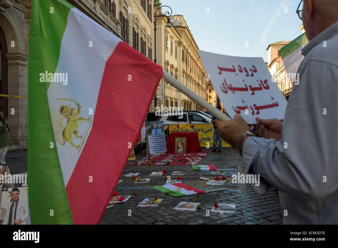 Roma, Italia. 13 settembre 2025. Membri della comunità iraniana a Roma e nei dintorni durante il sit-in per commemorare la morte di Mahsa Amini e di tutte le "vittime del regime iraniano" organizzato dal Consiglio nazionale di resistenza dell'Iran (NCRI) a Roma.l'NCRI è un'organizzazione politica fondata nel 1981, legata al Partito Mojahedin del popolo anti-teocratico dell'Iran (PMOI). Si descrive come un'ampia coalizione di cinque organizzazioni e partiti di opposizione. Il diplomatico iraniano Maryam Rajavi è il presidente dell'NCRI. (Credit Image: © Marcello Valeri/ZUMA Press Wire) SOLO PER USO EDITORIALE! N Foto Stock