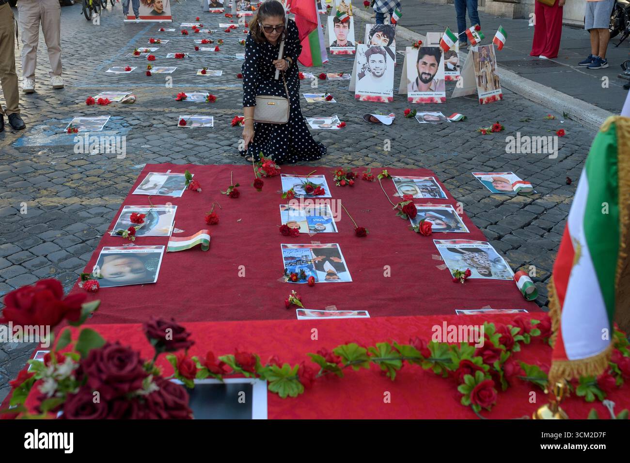 Roma, Italia. 13 settembre 2025. Membri della comunità iraniana a Roma e nei dintorni durante il sit-in per commemorare la morte di Mahsa Amini e di tutte le "vittime del regime iraniano" organizzato dal Consiglio nazionale di resistenza dell'Iran (NCRI) a Roma.l'NCRI è un'organizzazione politica fondata nel 1981, legata al Partito Mojahedin del popolo anti-teocratico dell'Iran (PMOI). Si descrive come un'ampia coalizione di cinque organizzazioni e partiti di opposizione. Il diplomatico iraniano Maryam Rajavi è il presidente dell'NCRI. (Credit Image: © Marcello Valeri/ZUMA Press Wire) SOLO PER USO EDITORIALE! N Foto Stock