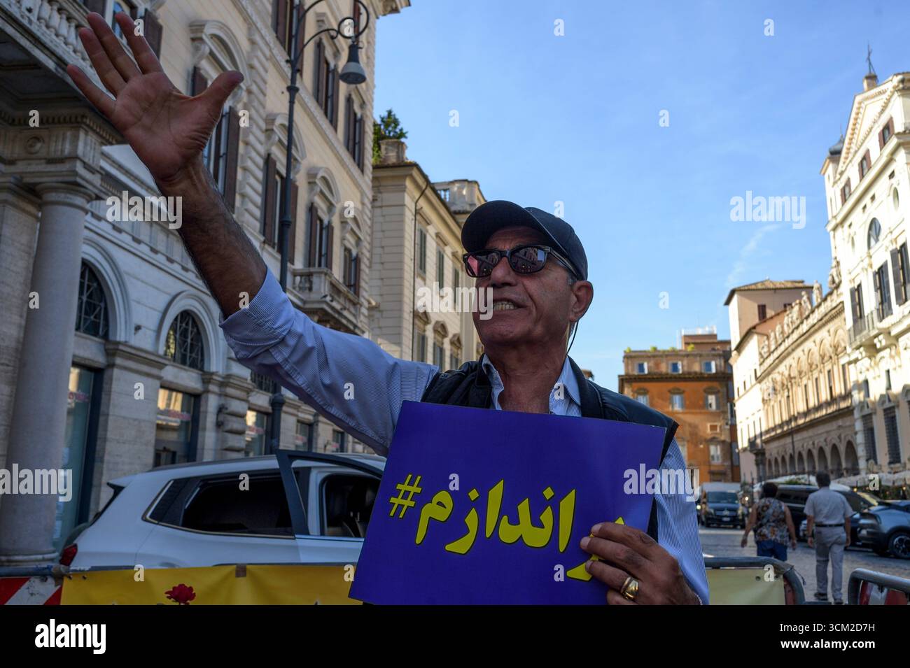 Roma, Italia. 13 settembre 2025. Membri della comunità iraniana a Roma e nei dintorni durante il sit-in per commemorare la morte di Mahsa Amini e di tutte le "vittime del regime iraniano" organizzato dal Consiglio nazionale di resistenza dell'Iran (NCRI) a Roma.l'NCRI è un'organizzazione politica fondata nel 1981, legata al Partito Mojahedin del popolo anti-teocratico dell'Iran (PMOI). Si descrive come un'ampia coalizione di cinque organizzazioni e partiti di opposizione. Il diplomatico iraniano Maryam Rajavi è il presidente dell'NCRI. (Credit Image: © Marcello Valeri/ZUMA Press Wire) SOLO PER USO EDITORIALE! N Foto Stock