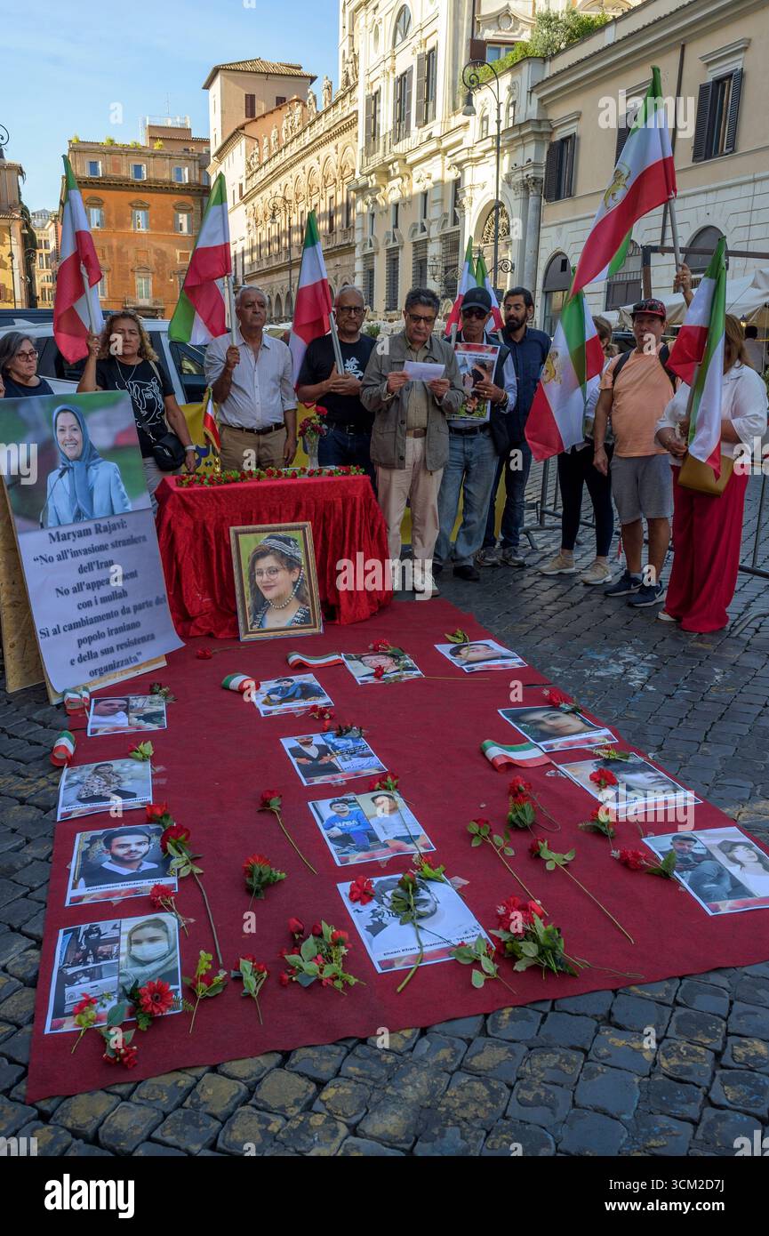 Roma, Italia. 13 settembre 2025. Membri della comunità iraniana a Roma e nei dintorni durante il sit-in per commemorare la morte di Mahsa Amini e di tutte le "vittime del regime iraniano" organizzato dal Consiglio nazionale di resistenza dell'Iran (NCRI) a Roma.l'NCRI è un'organizzazione politica fondata nel 1981, legata al Partito Mojahedin del popolo anti-teocratico dell'Iran (PMOI). Si descrive come un'ampia coalizione di cinque organizzazioni e partiti di opposizione. Il diplomatico iraniano Maryam Rajavi è il presidente dell'NCRI. (Credit Image: © Marcello Valeri/ZUMA Press Wire) SOLO PER USO EDITORIALE! N Foto Stock