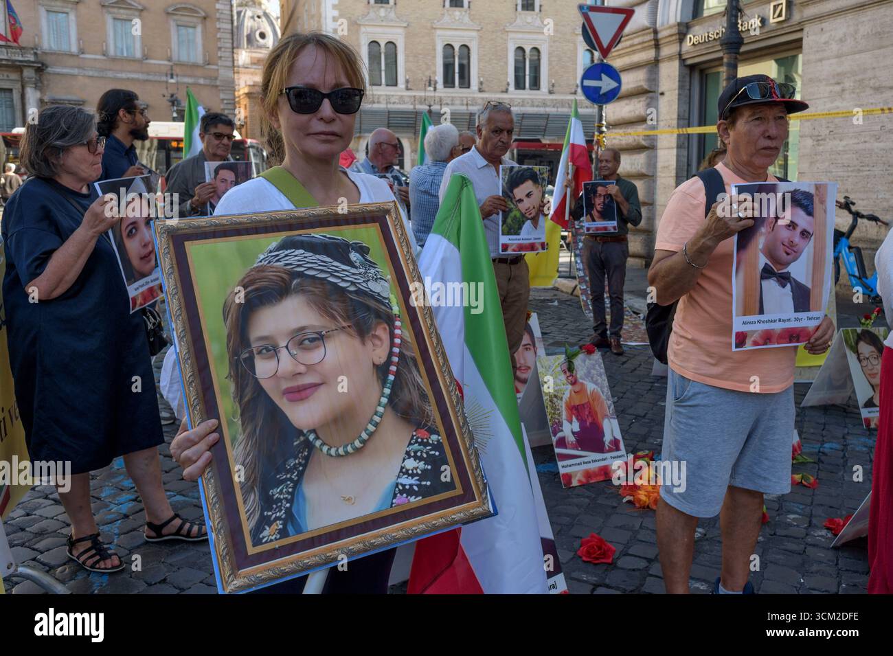 Roma, Italia. 13 settembre 2025. Membri della comunità iraniana a Roma e nei dintorni durante il sit-in per commemorare la morte di Mahsa Amini e di tutte le "vittime del regime iraniano" organizzato dal Consiglio nazionale di resistenza dell'Iran (NCRI) a Roma.l'NCRI è un'organizzazione politica fondata nel 1981, legata al Partito Mojahedin del popolo anti-teocratico dell'Iran (PMOI). Si descrive come un'ampia coalizione di cinque organizzazioni e partiti di opposizione. Il diplomatico iraniano Maryam Rajavi è il presidente dell'NCRI. (Credit Image: © Marcello Valeri/ZUMA Press Wire) SOLO PER USO EDITORIALE! N Foto Stock