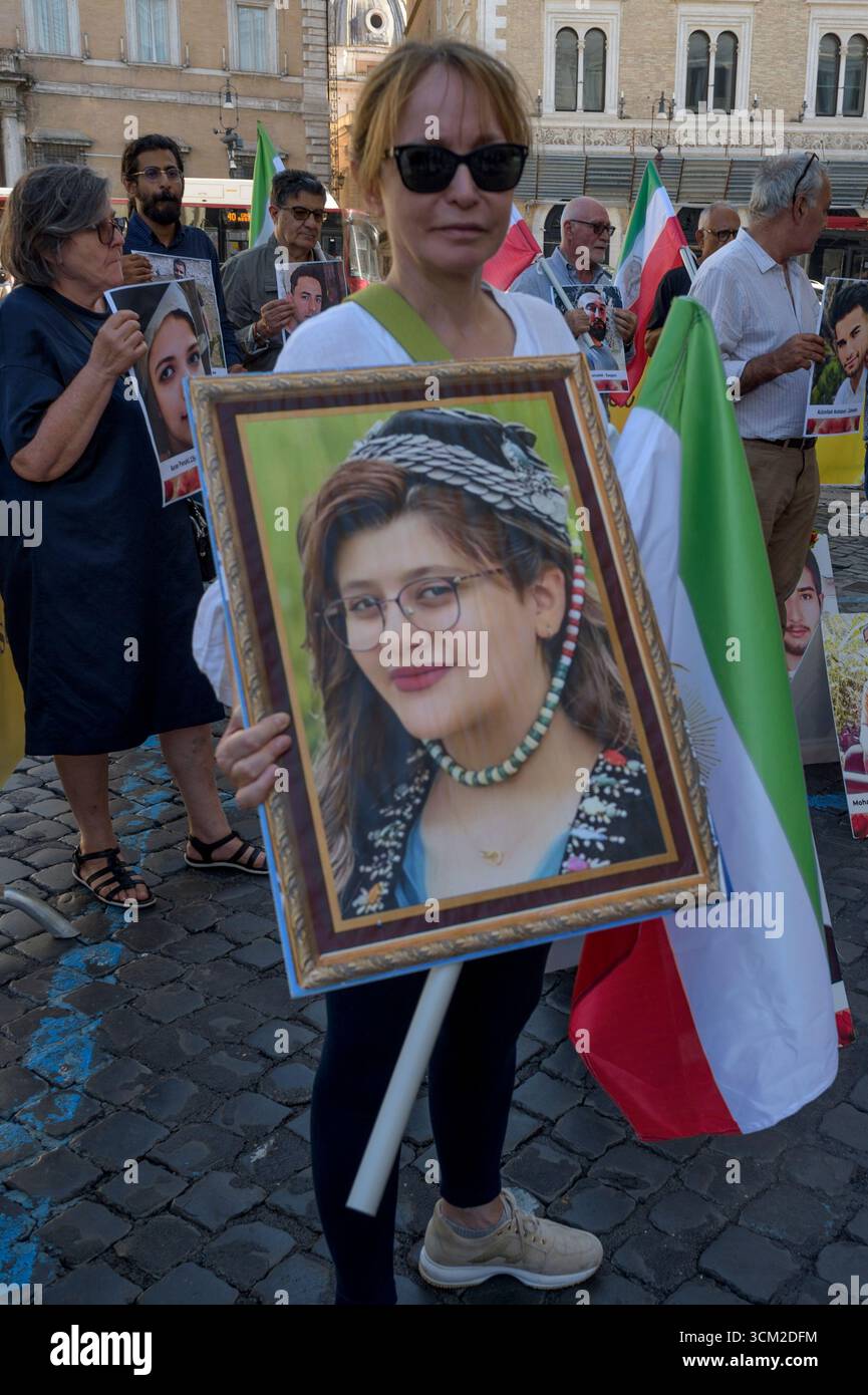 Roma, Italia. 13 settembre 2025. Membri della comunità iraniana a Roma e nei dintorni durante il sit-in per commemorare la morte di Mahsa Amini e di tutte le "vittime del regime iraniano" organizzato dal Consiglio nazionale di resistenza dell'Iran (NCRI) a Roma.l'NCRI è un'organizzazione politica fondata nel 1981, legata al Partito Mojahedin del popolo anti-teocratico dell'Iran (PMOI). Si descrive come un'ampia coalizione di cinque organizzazioni e partiti di opposizione. Il diplomatico iraniano Maryam Rajavi è il presidente dell'NCRI. (Credit Image: © Marcello Valeri/ZUMA Press Wire) SOLO PER USO EDITORIALE! N Foto Stock