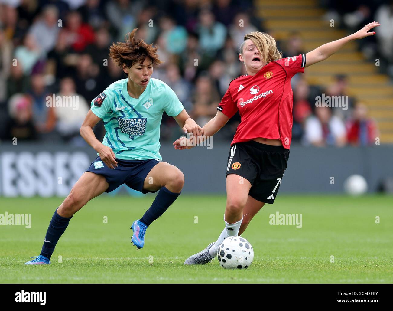 Saki Kumagai (a sinistra) dei London City Lionesses e Ella Toone del Manchester United si battono per il pallone durante la partita di Barclays Women's Super League al Copperjax Community Stadium di Londra. Data foto: Domenica 14 settembre 2025. Foto Stock