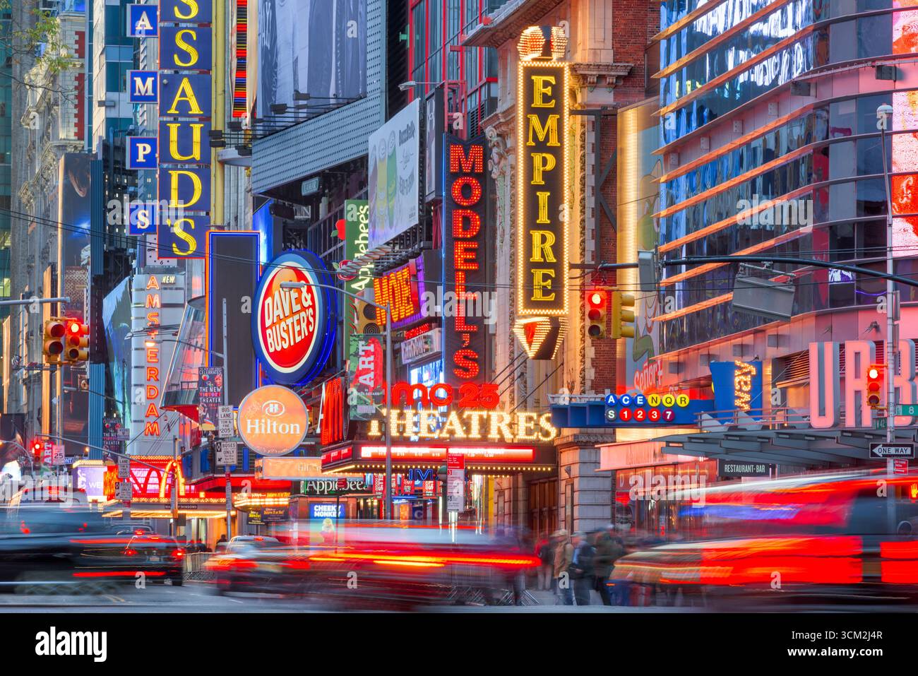 NEW YORK CITY - Novembre 14, 2016: il traffico si muove sotto le insegne della 42nd Street. Il Landmark street è sede di numerosi teatri, negozi, Foto Stock