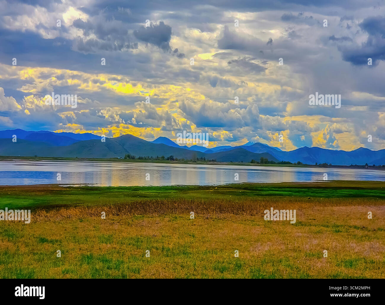 National Wildlife Refuge, Montana; paludi di prateria e praterie di erba mista con uccelli acquatici migratori sotto un grande tramonto del cielo. Illustrazione Vettoriale