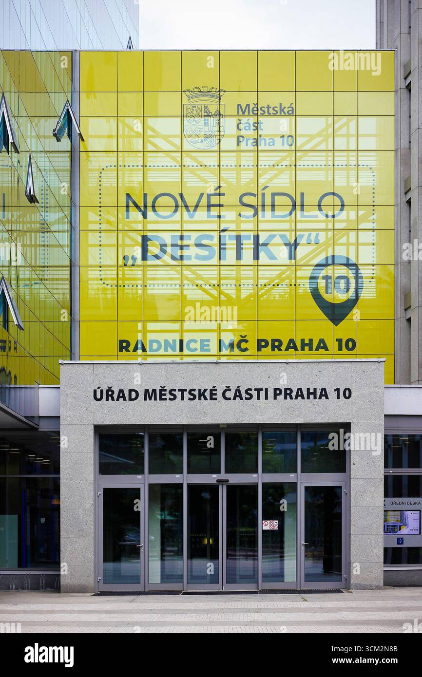Praga, Repubblica Ceca - 19 giugno 2025: Ingresso all'ufficio municipale del distretto 10 di Praga con la scritta "ufficio municipale del distretto 10 di Praga" Foto Stock