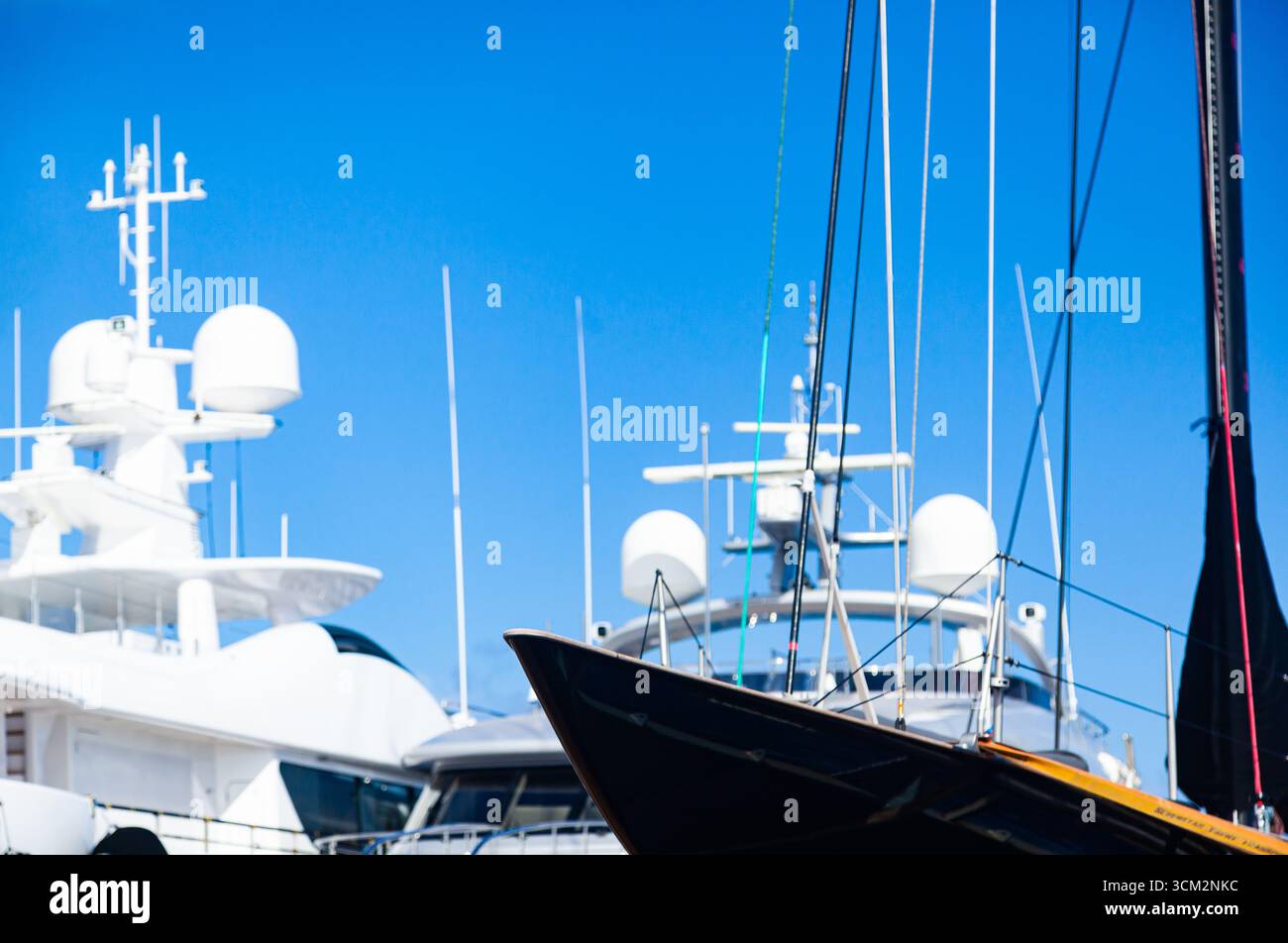 Yacht di lusso costosi contro un cielo blu limpido a fuoco selettivo, primo piano Foto Stock