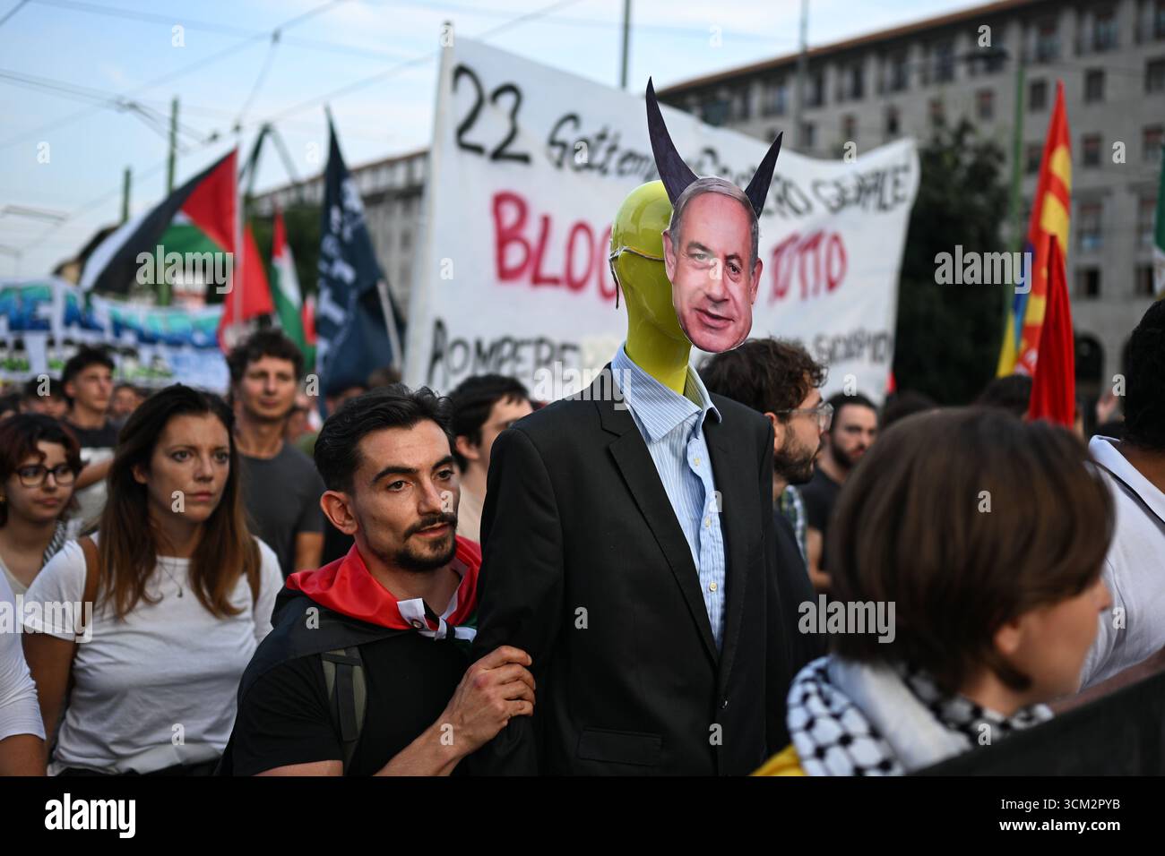 Milano, Italia - 12 settembre 2025: Un uomo tiene in mano un manichino raffigurante il primo ministro israeliano Benjamin Netanyahu con le corna durante una manifestazione a su Foto Stock
