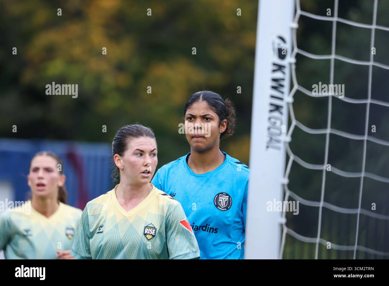 Toronto, Ontario, Canada, 13 settembre 2025, AFC Toronto portiere Sierra Cota-Yarde (blu (R)) e Lisa Pechersky (L) prima del calcio d'angolo a North Foto Stock