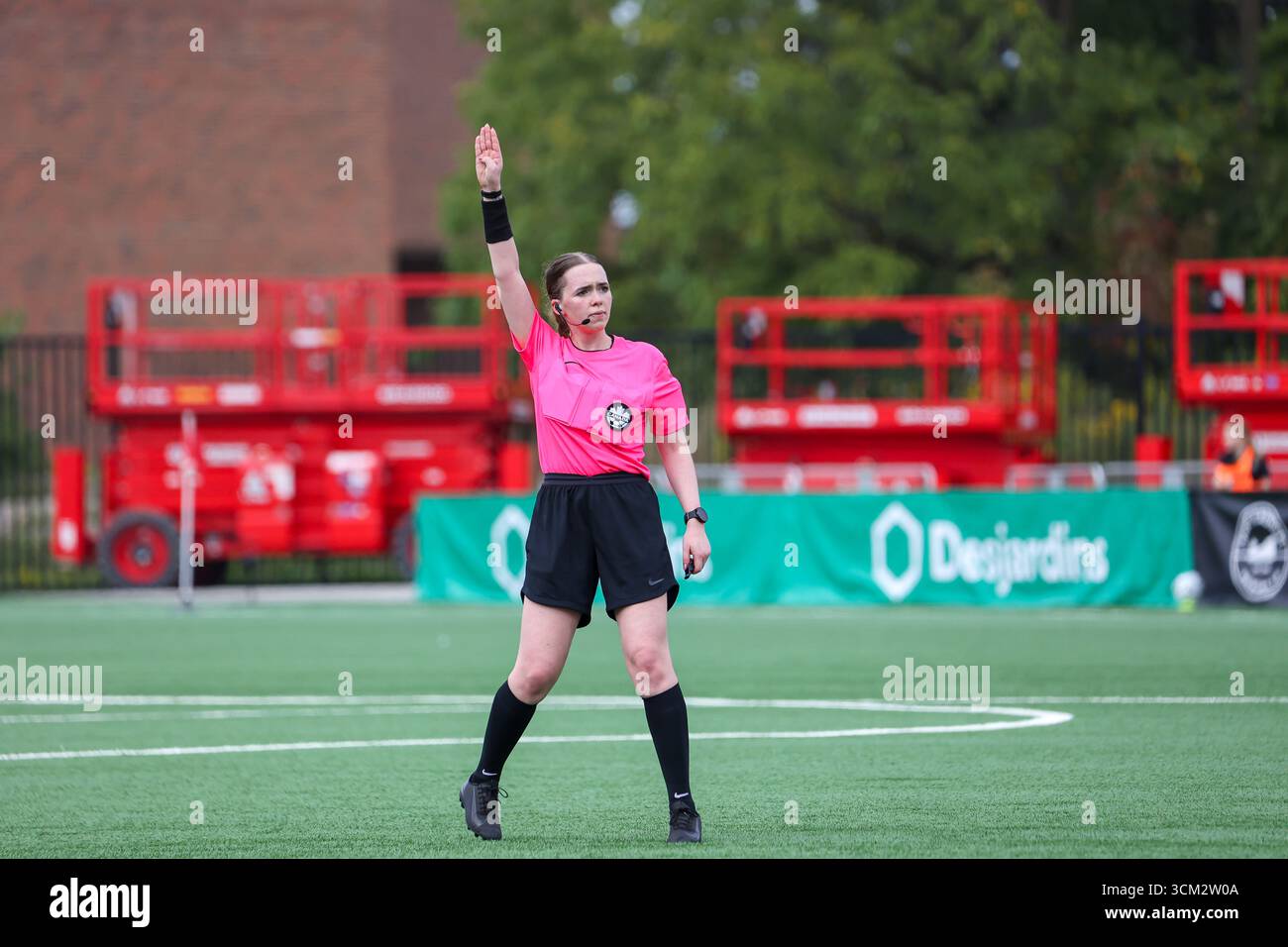 Toronto, Ontario, Canada, 13 settembre 2025, l'arbitro Angelina Baldino guidò la partita nella partita della Northern Super League AFC Toronto contro Vancouver Rise Foto Stock