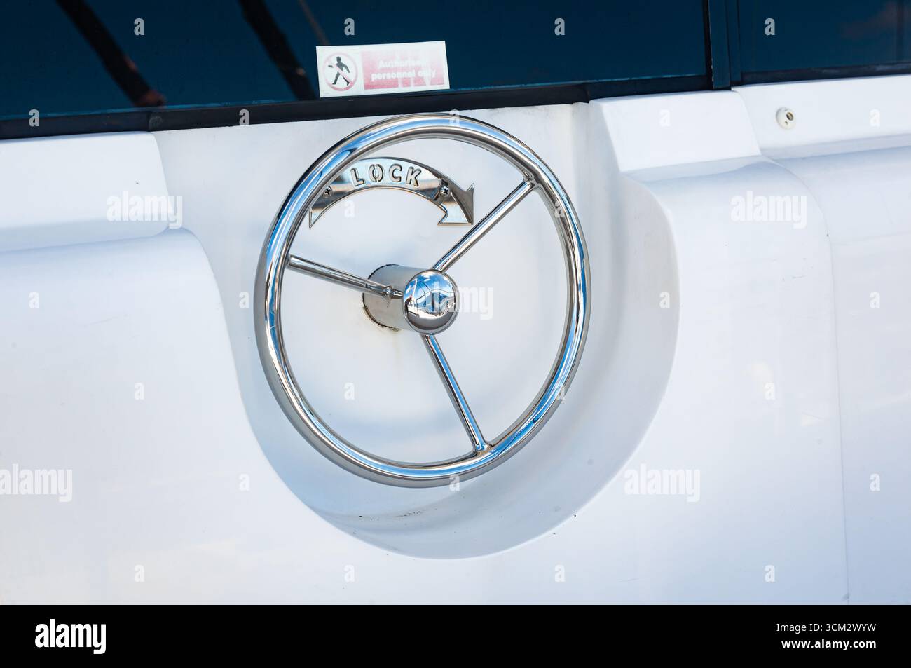 Parte di una porta a tenuta stagna di uno yacht di lusso con maniglia della ruota bloccabile. Foto Stock
