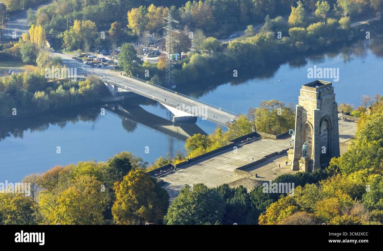 Vista aerea, Hengsteysee, Hohensyburg Kaiser-Wilhelm-Denkmal, foresta autunnale, punto d'incontro per motociclisti sul lago del ponte della Ruhr, Syburg, Dortmund Foto Stock