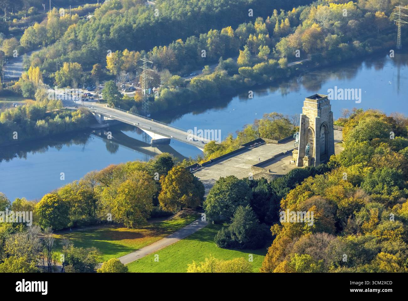 Vista aerea, Hengsteysee, Hohensyburg Kaiser-Wilhelm-Denkmal, foresta autunnale, punto d'incontro per motociclisti sul lago del ponte della Ruhr, Syburg, Dortmund Foto Stock