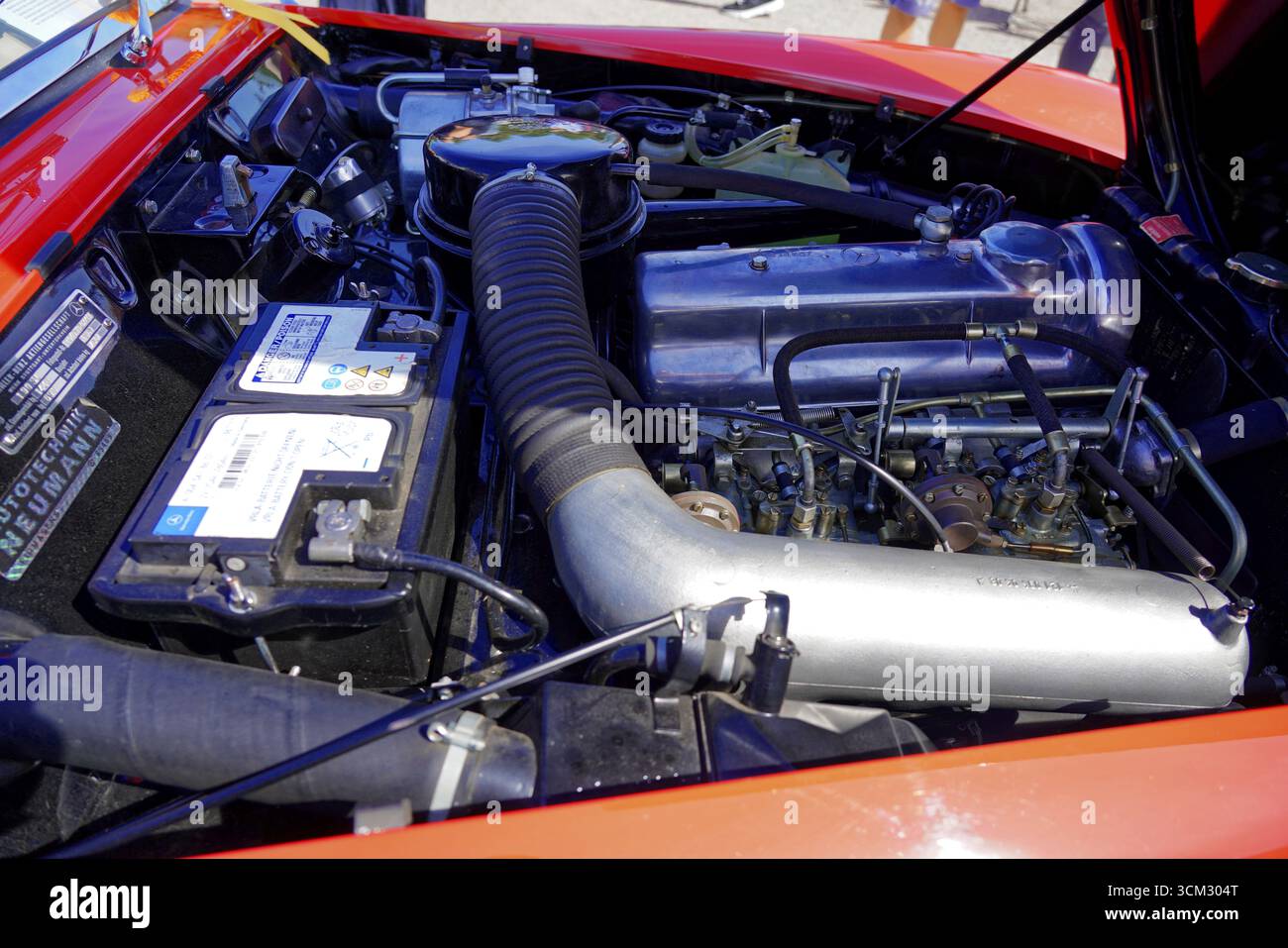 Mercedes Benz 190 SL, M121 BIX, anno modello 1961, vista nel vano motore di un'auto d'epoca con componenti meccanici visibili, Oldtimer Classi Foto Stock