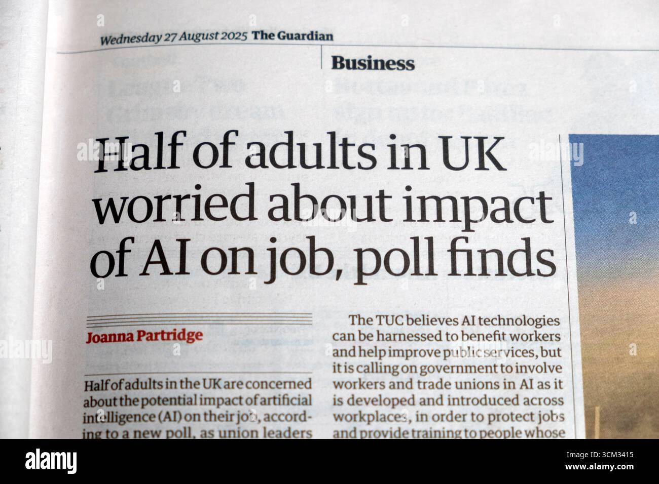 "La metà degli adulti nel Regno Unito è preoccupata per l'impatto dell'intelligenza artificiale sul lavoro, secondo un sondaggio, il quotidiano Guardian ha pubblicato un articolo sull'intelligenza artificiale 27 agosto 2025 a Londra Foto Stock