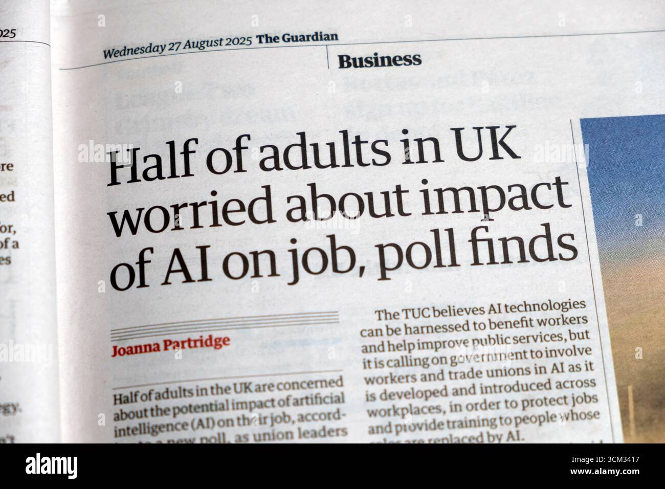 "La metà degli adulti nel Regno Unito è preoccupata per l'impatto dell'intelligenza artificiale sul lavoro, secondo un sondaggio, il quotidiano Guardian ha pubblicato un articolo sull'intelligenza artificiale 27 agosto 2025 a Londra Foto Stock