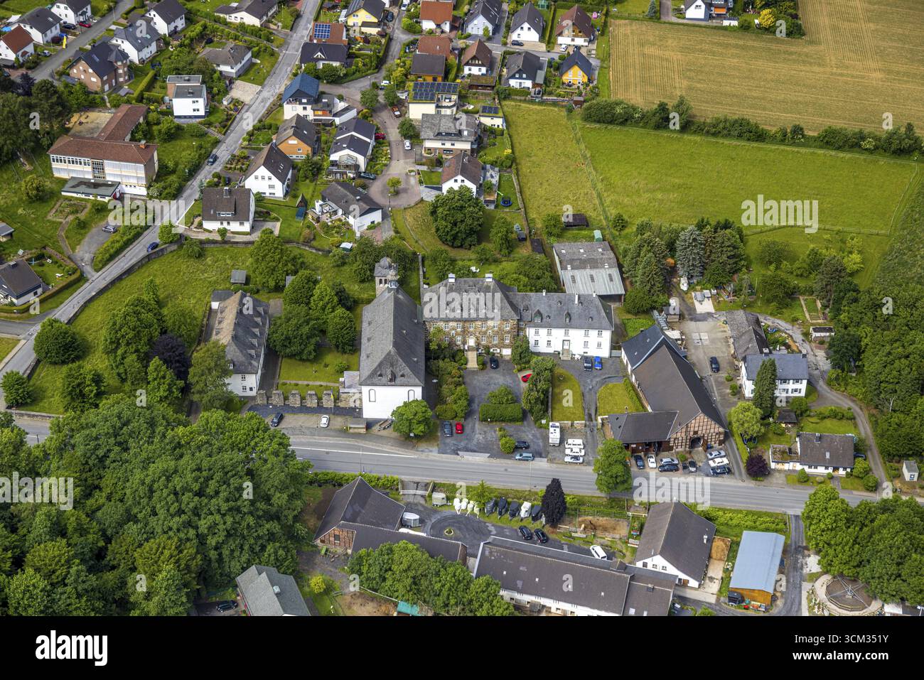 Vista aerea, monastero di Rumbeck e chiesa parrocchiale cattolica di San Nicola, Rumbeck, Arnsberg, Sauerland, Renania settentrionale-Vestfalia, Germania, luogo del worshi Foto Stock