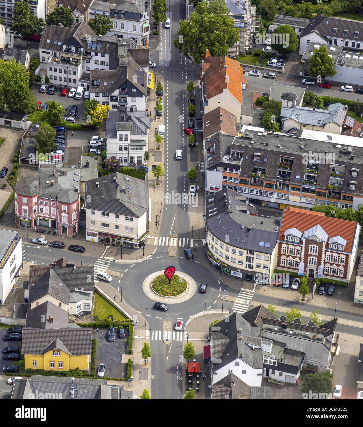 Veduta aerea, rotonda con un cartello A Brueckenplatz e Clemens-August-Strasse, Arnsberg, Sauerland, Renania settentrionale-Vestfalia, Germania, a-artwork, B. Foto Stock