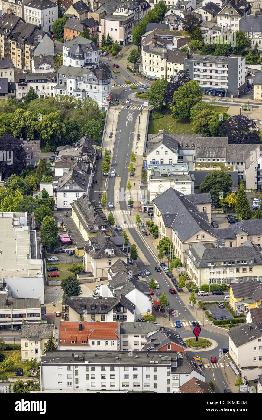 Veduta aerea, rotonda con un cartello A Brueckenplatz e Clemens-August-Strasse, Arnsberg, Sauerland, Renania settentrionale-Vestfalia, Germania, a-artwork, B. Foto Stock