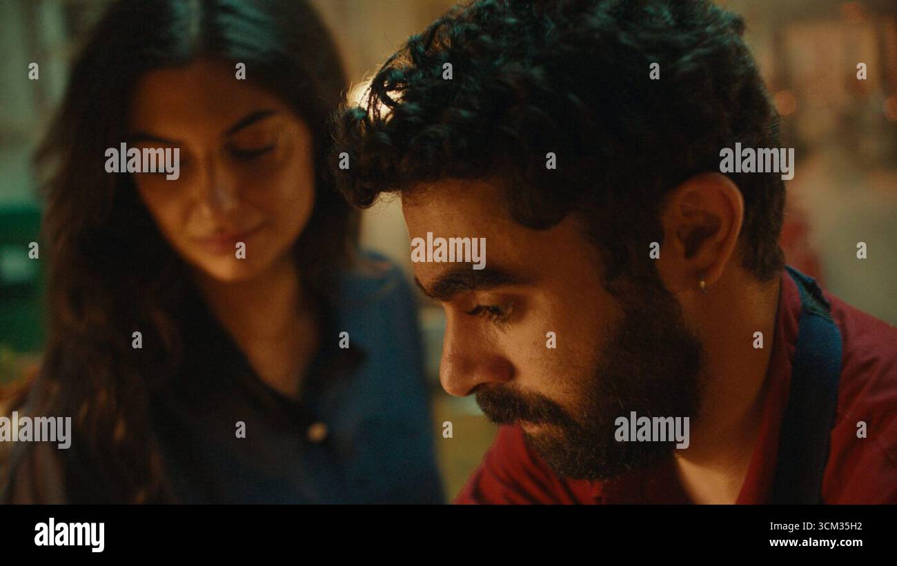 A Sad and Beautiful World è un film del 2025 diretto da Cyril Aris. Questo bellissimo dramma ambientato a Beirut ripercorre la riunione di due ex compagni di scuola la cui storia d'amore è iniziata durante gli anni '1980 dilaniati dalla guerra e si riaccende un decennio dopo. Mounia Akl (Costa Brava, Libano) e Hasan Akil forniscono prestazioni magnetiche, la loro chimica ancorando una scrittura riccamente testurizzata. Foto Stock