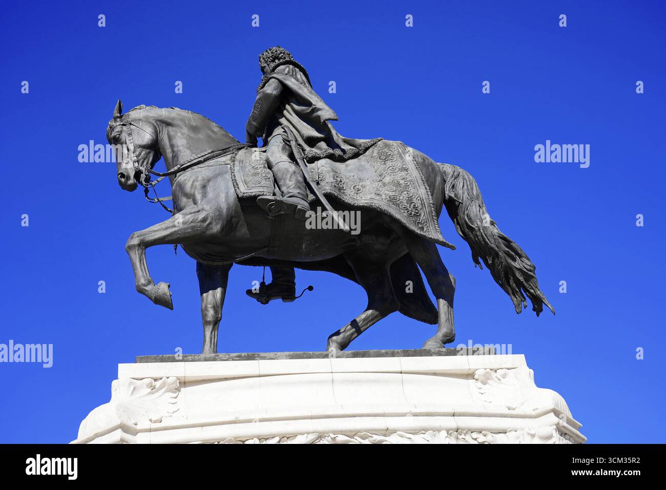 Statua equestre Gyula Andrassy di fronte al Parlamento di Budapest, dettaglio di una statua equestre in bronzo sotto un cielo azzurro, Budapest, Hungar Foto Stock