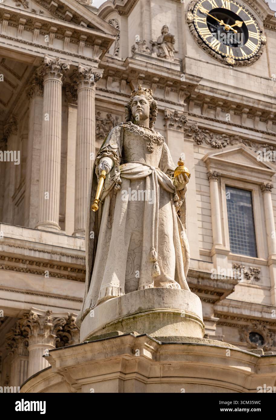 Una foto della statua della regina Anna, di fronte alla cattedrale di St. Paul. Foto Stock