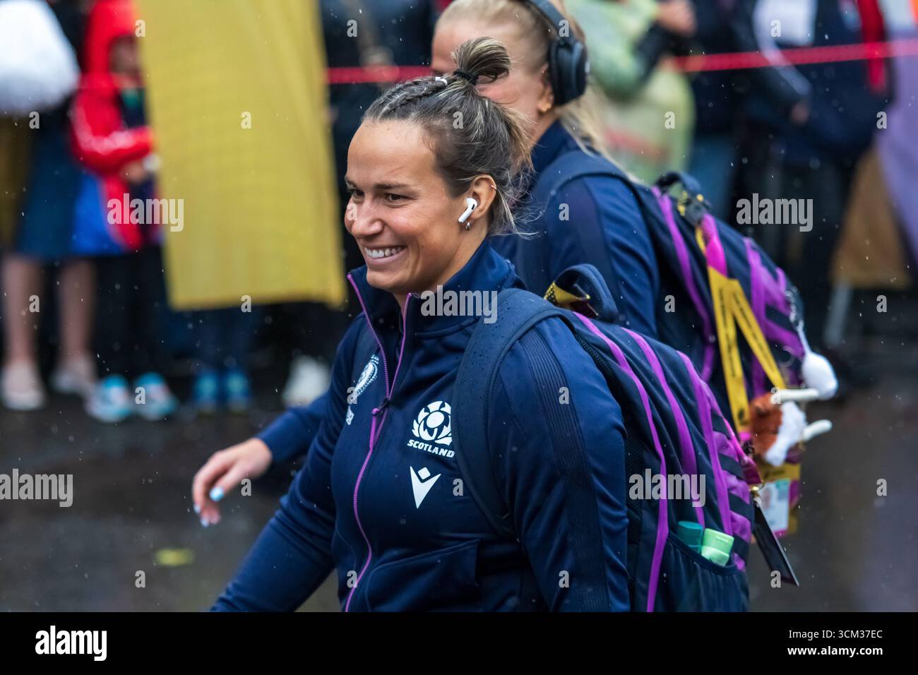 Bristol, Regno Unito, 14 settembre 2025 il capitano della squadra di Scoltand Rachel Malcolm arriva per la partita contro l'Inghilterra sotto la pioggia all'Ashton Gate Stadium per i quarti di finale 4, Women's Rugby World Cup, Ashton Gate, Bristol, Regno Unito. Alex Williams / Alamy Live News Foto Stock