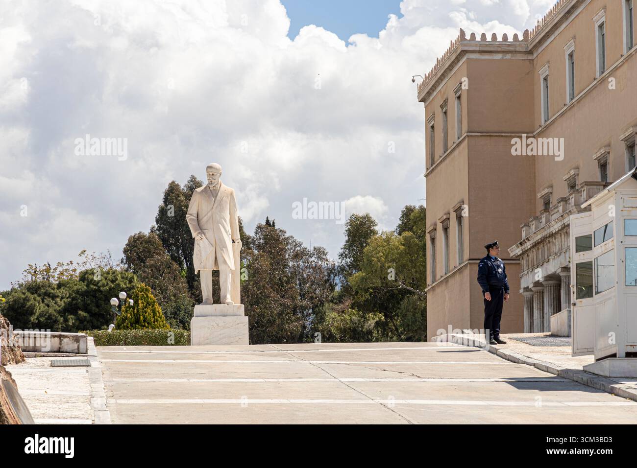 Atene, Grecia. Statua di Eleftherios Venizelos, statista e primo ministro della Grecia, situata accanto all'edificio del Parlamento ellenico a Syntagma Foto Stock