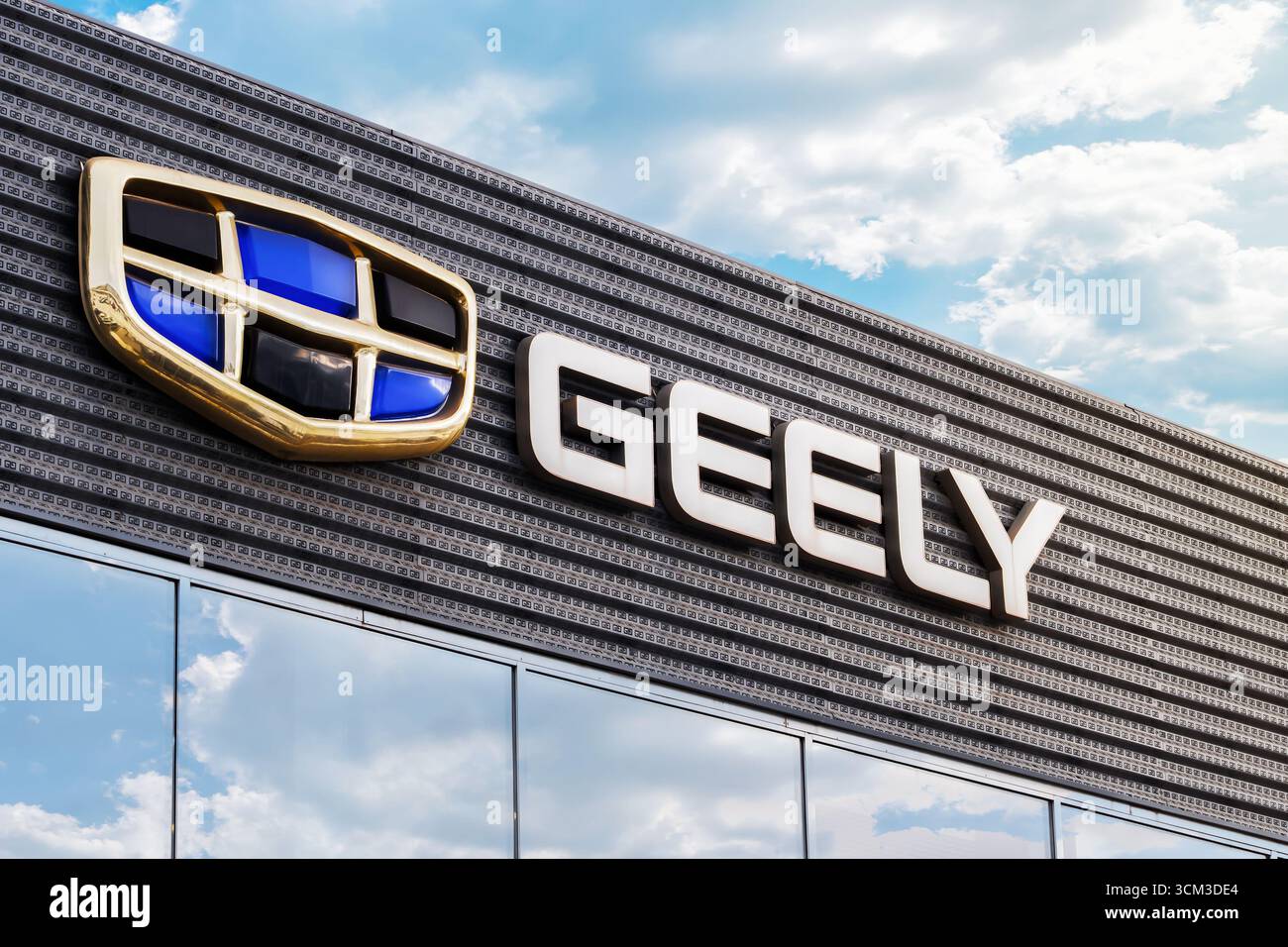 Krasnoyarsk, Russia, 14 gennaio 2025: Importanza separata da virgole senza numerazione: Il logo della casa automobilistica Geely sulla facciata dei concessionari Foto Stock