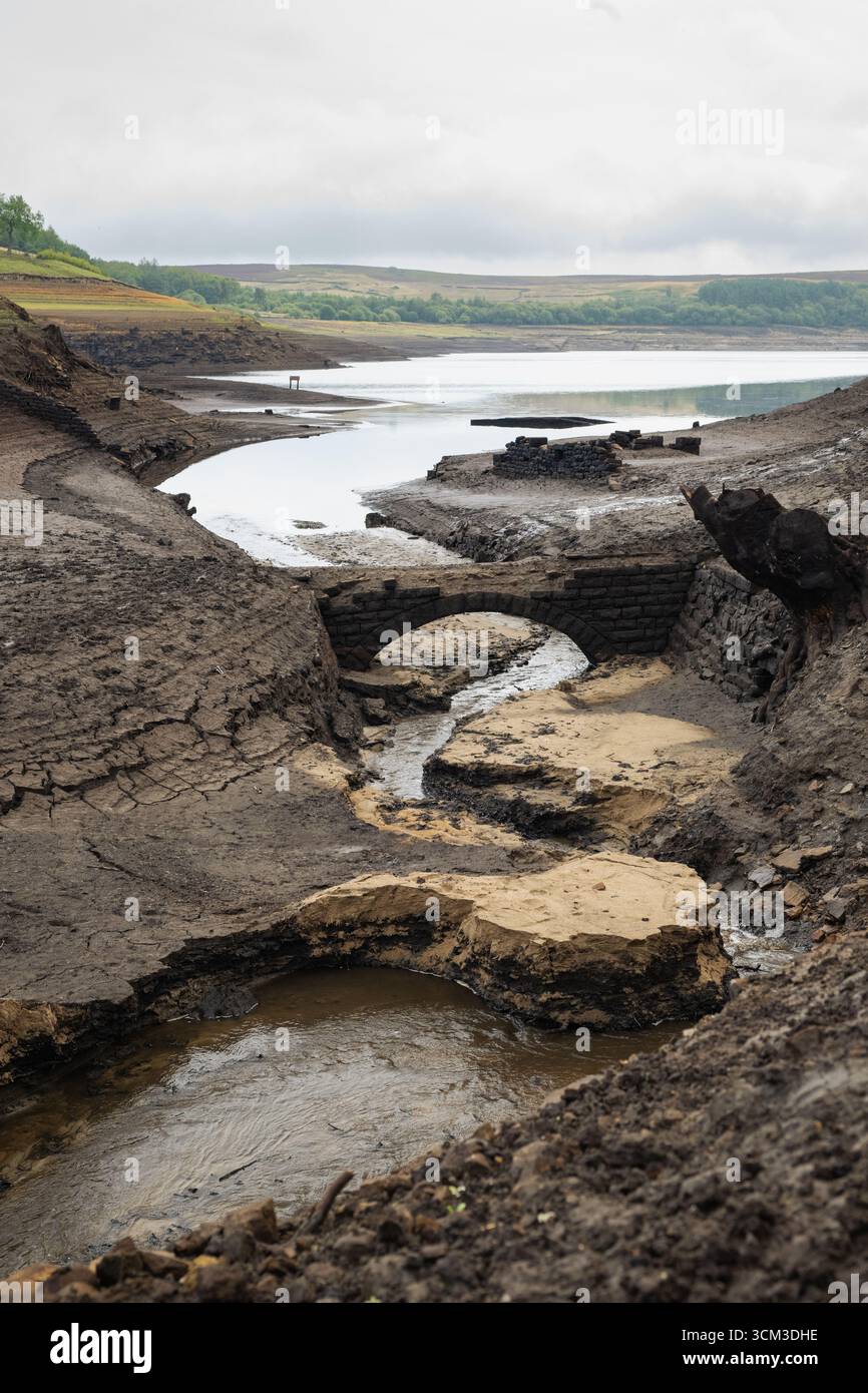 Thruscross Reservoir 14.9.2025 in condizioni di siccità con basso livello dell'acqua che mostra il villaggio perduto di West End, North Yorkshire, Inghilterra, Regno Unito Foto Stock