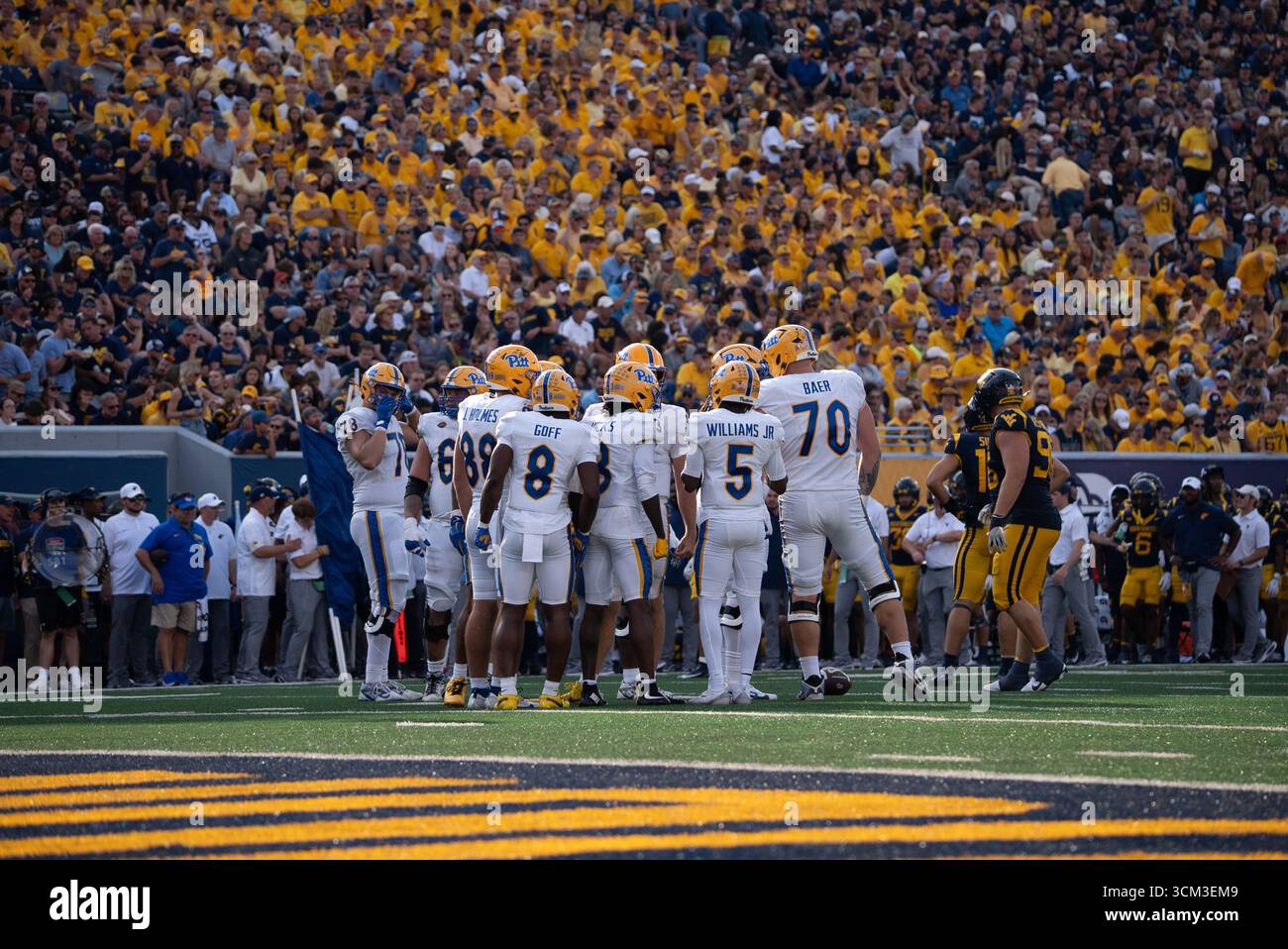 13 settembre 2025, Morgantown, WV, Stati Uniti: 13 settembre, 2025: Pitt si abbraccia durante la West Virginia University Mountaineers (WVU) vs University of Pittsburgh Panthers a Morgantown, WV allo Stadio Puskar di Milano. Bradley Martin/Apparent Media Group (Credit Image: © AMG/AMG via ZUMA Press Wire) SOLO PER USO EDITORIALE! Non per USO commerciale! Foto Stock